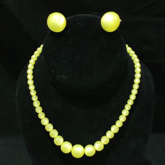 Vintage Lemon Drop Lucite Beaded Necklace and Matching Clip-on Earrings (1950) - Picture 2 of 2